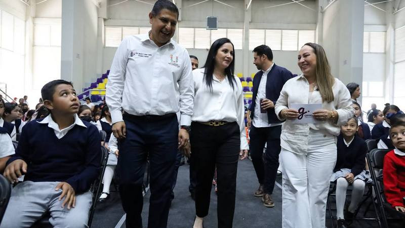 Entregan Nacho Campos y Grisel Tello material educativo por más de 6 mdp a escuelas de Uruapan 