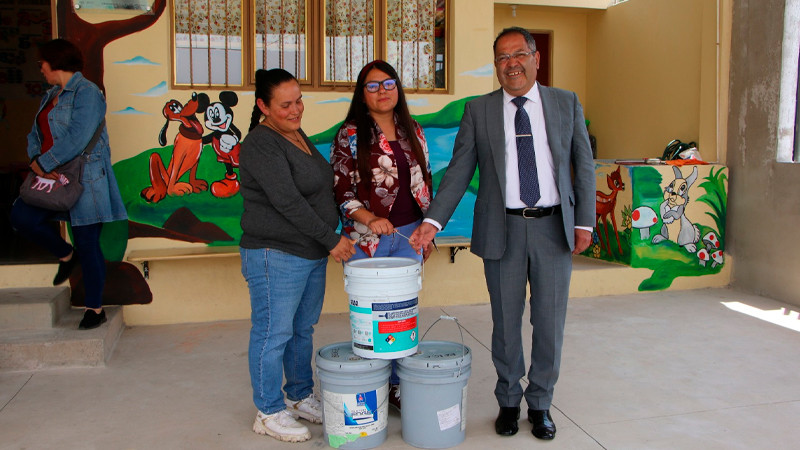 Se entregan cubetas de pintura en beneficio del Jardín de niños “Quirino Olivares”, en la tenencia de San Antonio Villalongín, Michoacán 