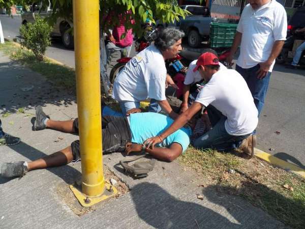 Herido un motociclista tras chocar contra vehículo en Apatzingán, Michoacán - Foto 0 