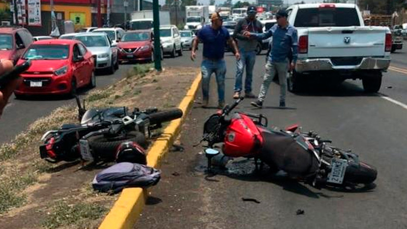 Morelia, Michoacán: Choque entre camioneta y motocicletas deja al menos dos heridos