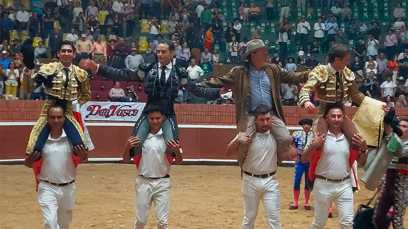 Salen a hombros toreros y ganadero;  triunfan todos: cortan 8 orejas y un rabo 