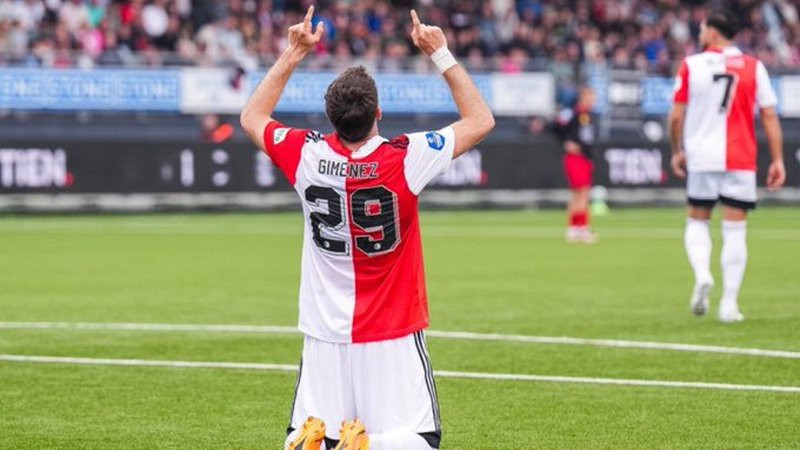 Santiago Giménez se convierte en el mexicano más goleador en primeras temporadas europeas 