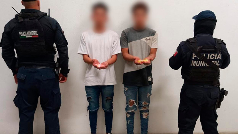 Detienen a dos jovenes en posesión de drogas en Zamora, Michoacán 