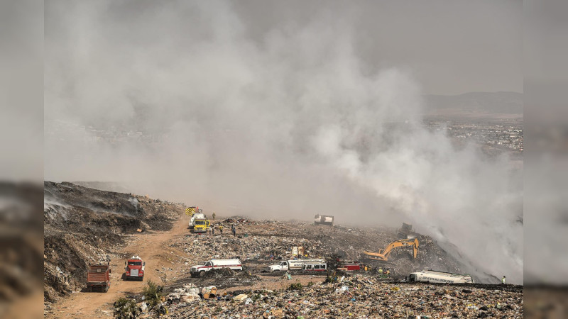 A  casi una semana del incendio del basurero de Guanajuato, continúan trabajos por acabarlo 