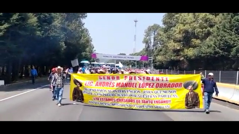 Aprovechan protesta de campesinos en la carretera México-Cuernavaca, para asaltar a conductores 