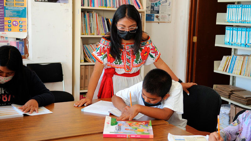 Más de 9 mil 900 personas reciben servicios educativos por parte del INEA 