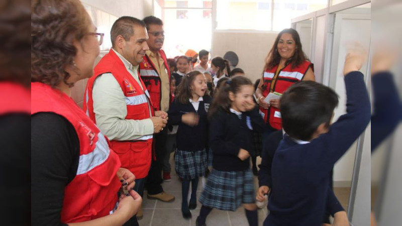 Entrega Bladimir González obras en escuelas en Tarímbaro