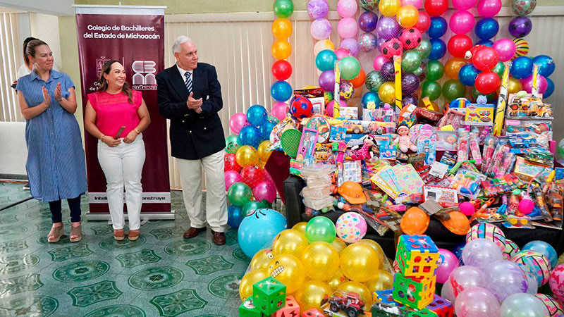 Dona Colegio de Bachilleres 40 mil juguetes al DIF Michoacán