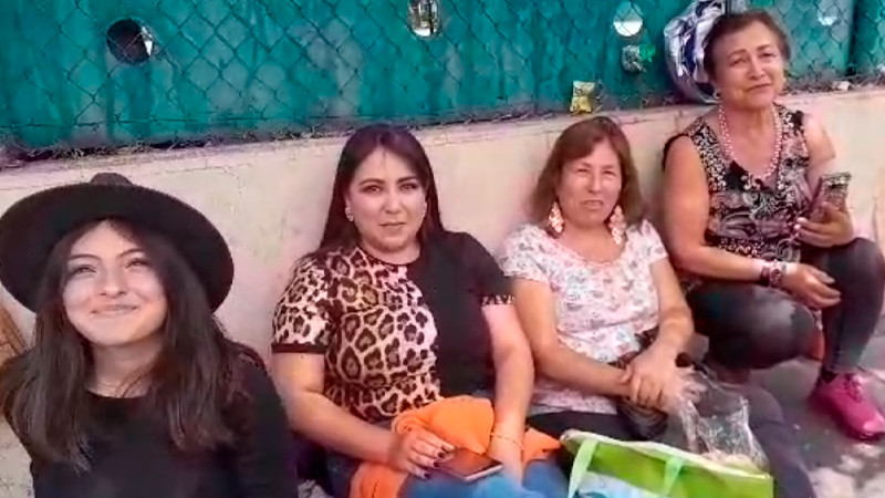 Desde temprana hora hacen filas para entrar a ver a la Dinastía Aguilar, en Morelia, Michoacán