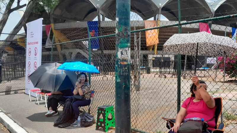 Desde temprana hora hacen filas para entrar a ver a la Dinastía Aguilar, en Morelia, Michoacán