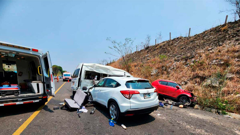 Choca camioneta de transporte público en Chiapas; hay cuatro personas sin vida y más de 20 heridos 