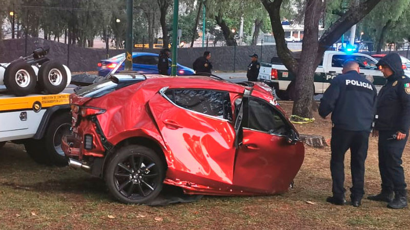 Muere tras chocar su auto contra poste en CDMX; acompañante resultó ...