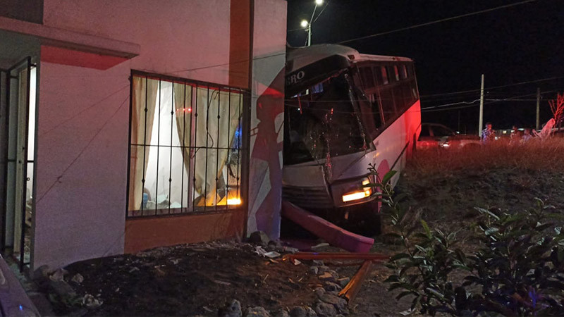 Camión del transporte publico se estrella contra casa en Hacienda del Sol Tarimbaro 