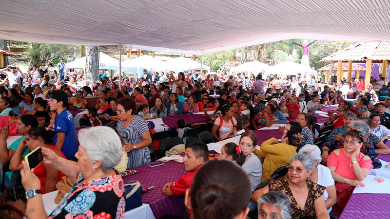 Con festejo para las mamás, inaugura Alfonso Martínez los Cenadores de Santa María
