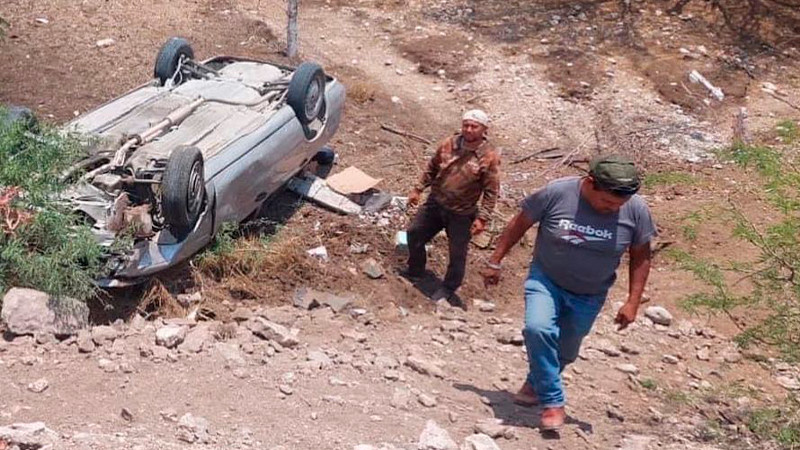 Volcadura en el municipio de Tolimán, Querétaro deja a una persona muerta y otra herida  