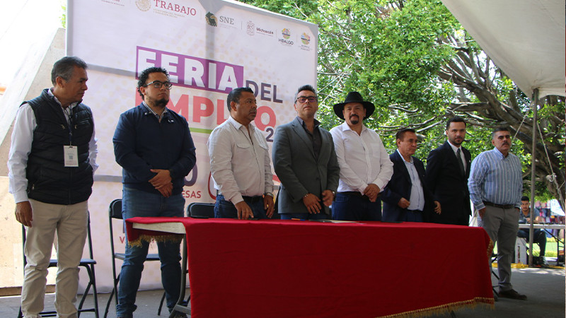 José Trinidad Lara López, en representación personal del presidente Municipal, José Luis Téllez Marín, inauguró la Feria del Empleo 2023