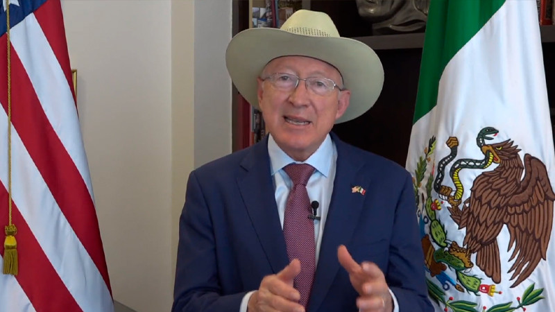 El embajador Ken Salazar pide a los migrantes no dejarse engañar por coyotes 