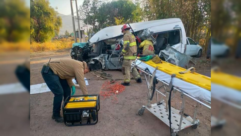 Tangancícuaro, Michoacán: Choque de camioneta del servicio público deja dos muertos y seis heridos 