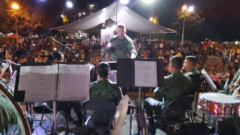 Banda de Música de la XII Región Militar pone a bailar a Ciudad Hidalgo en Michoacán
