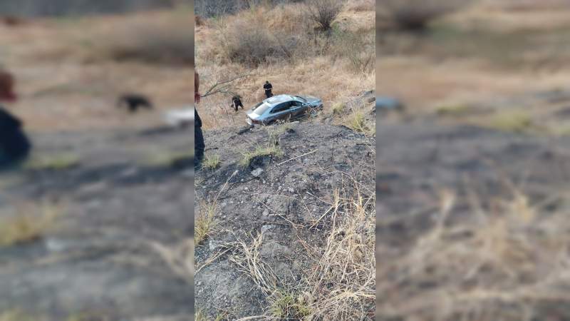 Hallan a mujer muerta dentro de auto accidentado en Apatzingán, Michoacán 