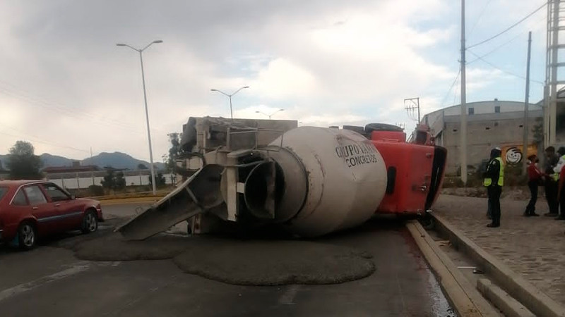 Vuelca revolvedora en Zitácuaro, Michoacán, conductor tiene lesiones leves