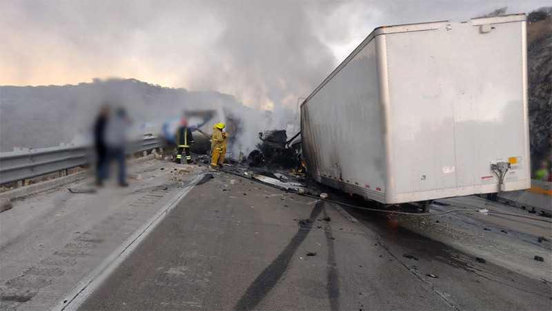 Choque en autopista México- Querétaro provoca incendio de dos tráileres 
