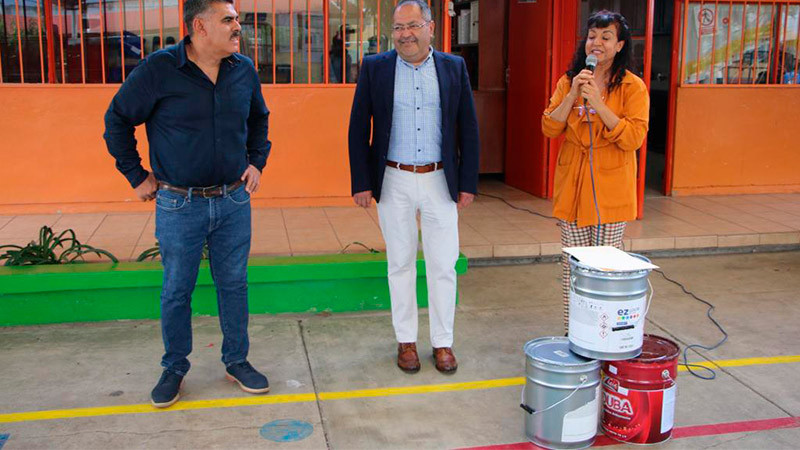 Presidente municipal de Ciudad Hidalgo entrega material a Jardín de Niños Juan Luis Vives para trabajos de mantenimiento