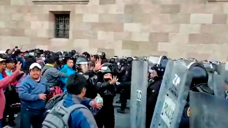Maestros de Oaxaca intentan entrar a la fuerza a Palacio Nacional  