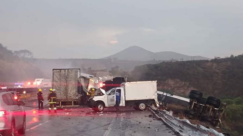 Se mantiene cierre parcial en la carretera México-Querétaro por incendio de tráiler y genera caos vehicular 