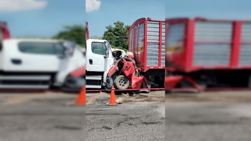 Accidente carretero deja una camioneta prensada entre dos trailers en Celaya, Guanajuato 