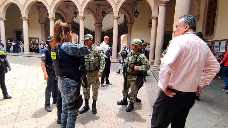 Realizan operativos sorpresa en preparatoria 2 en Morelia, Michoacán 