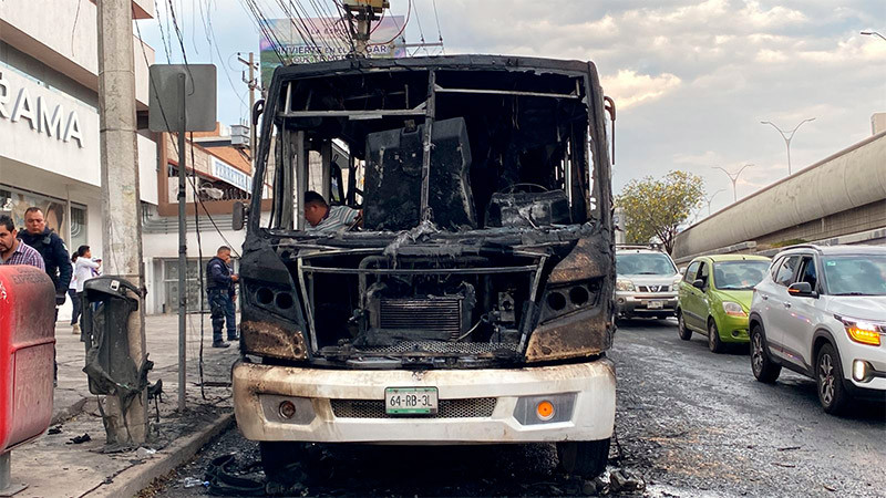 Arde camión de transporte de personal, en Bernardo Quintana, Querétaro 
