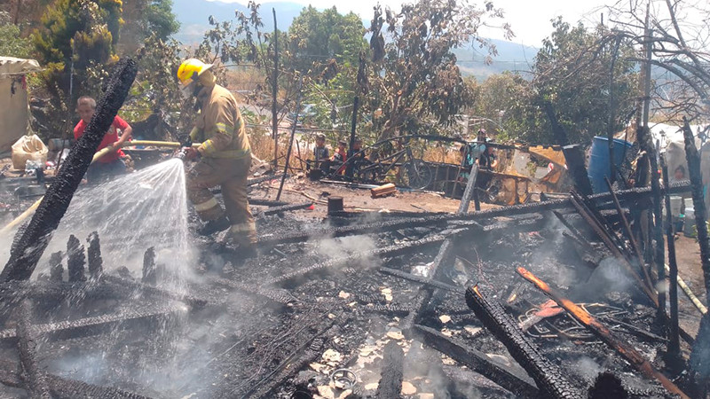 Atienden bomberos de Zitácuaro, Michoacán incendio de casa, fue perdida total 