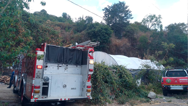 Atienden bomberos de Zitácuaro, Michoacán incendio de casa, fue perdida total 