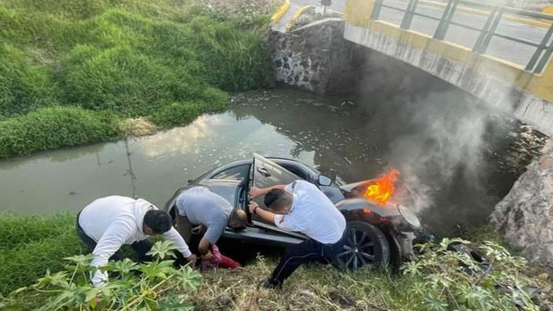Agentes de Tránsito estatal rescatan a mujer, tras accidente e incendio de su vehículo en Tarímbaro