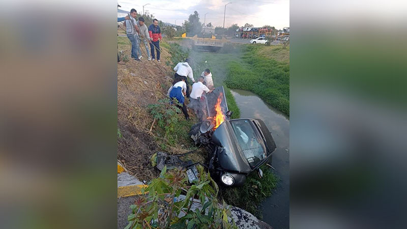 Agentes de Tránsito estatal rescatan a mujer, tras accidente e incendio de su vehículo en Tarímbaro