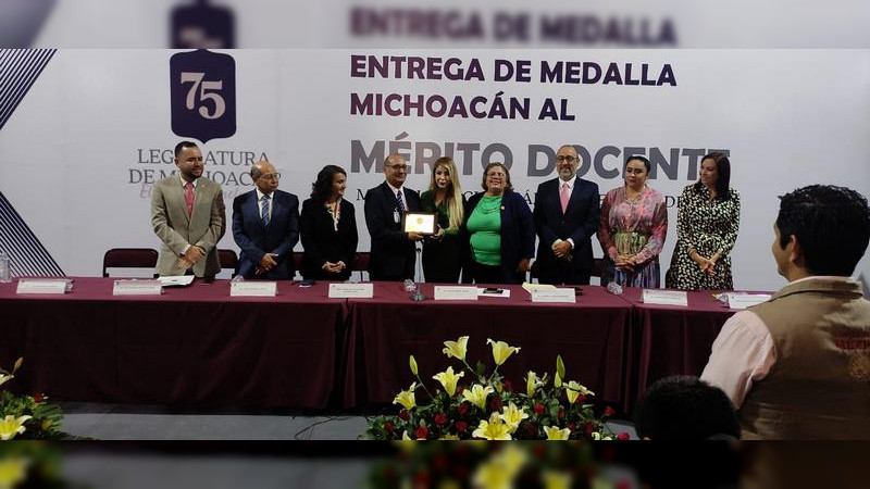 Recibe Normal de Arteaga reconocimiento al Mérito Docente 