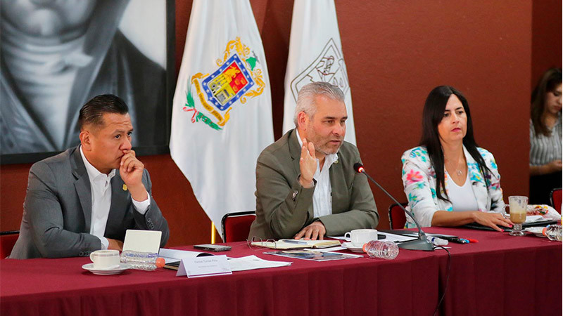 Prepara Gobierno de Michoacán entrega masiva de mobiliario escolar 