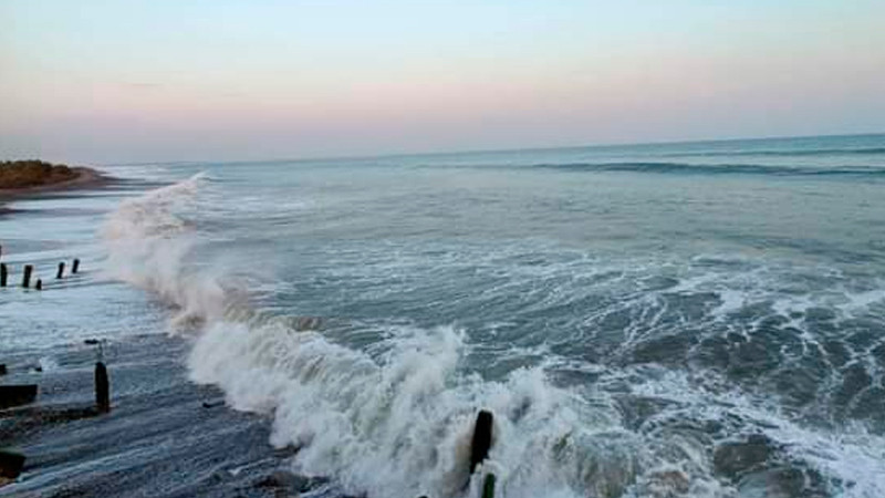 Se presenta el fenómeno de Mar de Fondo en la Bahía de Petacalco, ubicada en la costa de Guerrero