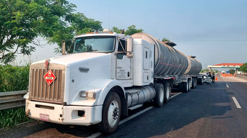Detienen a operador de camión con 63 mil litros de combustible, en Tabasco 