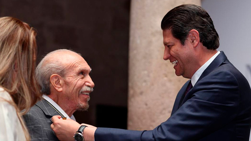 Alfonso Martínez entrega presea “Generalísimo Morelos” a dos morelianos brillantes