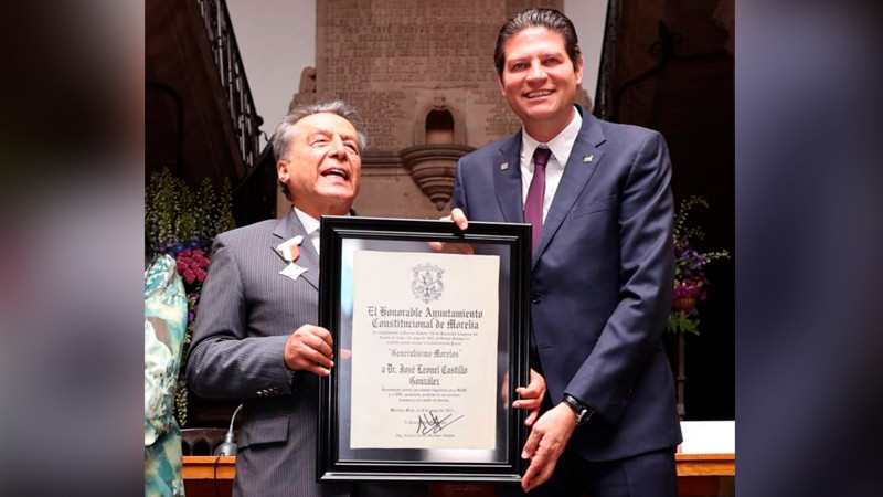 Alfonso Martínez entrega presea “Generalísimo Morelos” a dos morelianos brillantes