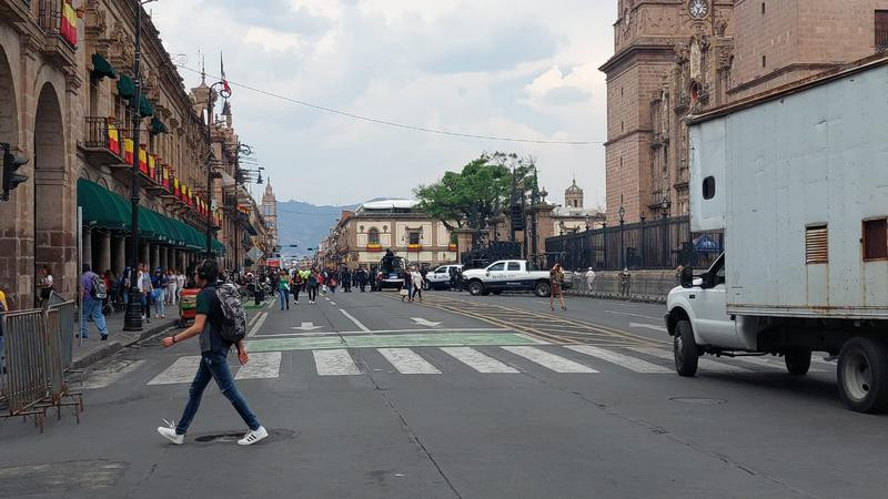 Caos en centro histórico, por cierre de vialidades