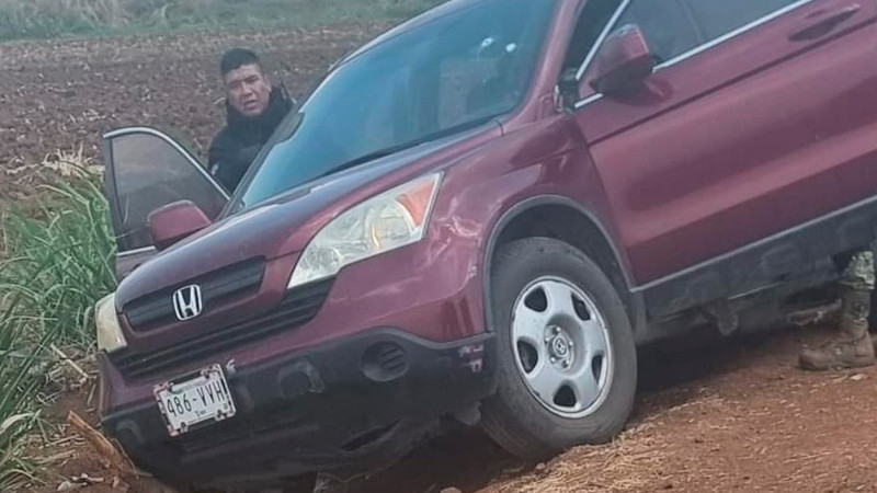 Pistoleros dejan abandonada una camioneta en Tocumbo, Michoacán