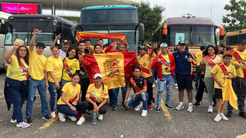 Llegan más de 2 mil aficionados al estadio Akron para apoyar al Atlético Morelia 