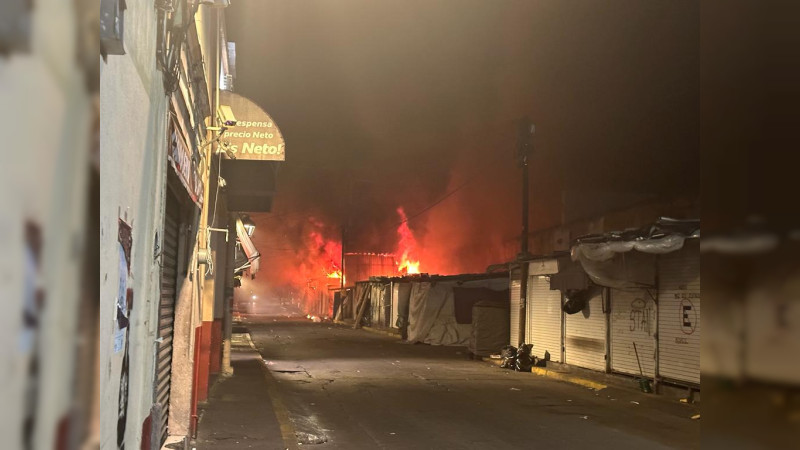 Fuerte incendio en el mercado Independencia de Morelia 
