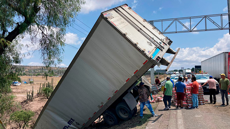 Tráiler cae a desnivel en la carretera Federal 57 en los límites entre Querétaro y Guanajuato  