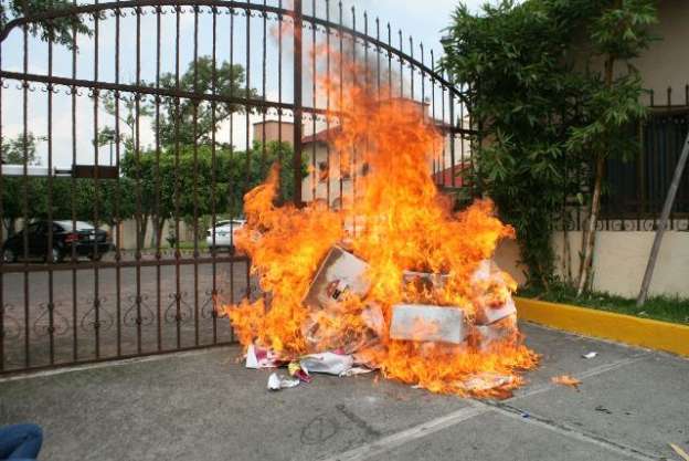 Normalistas vandalizan instalaciones del Instituto Electoral de Michoacán, en Morelia - Foto 0 