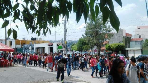 Normalistas vandalizan instalaciones del Instituto Electoral de Michoacán, en Morelia - Foto 1 