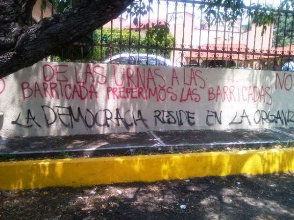 Normalistas vandalizan instalaciones del Instituto Electoral de Michoacán, en Morelia - Foto 2 